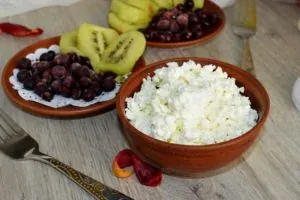 Bowl of cottage cheese with fruit plates