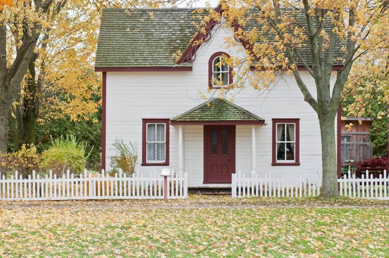 White house with picket fence, autumn