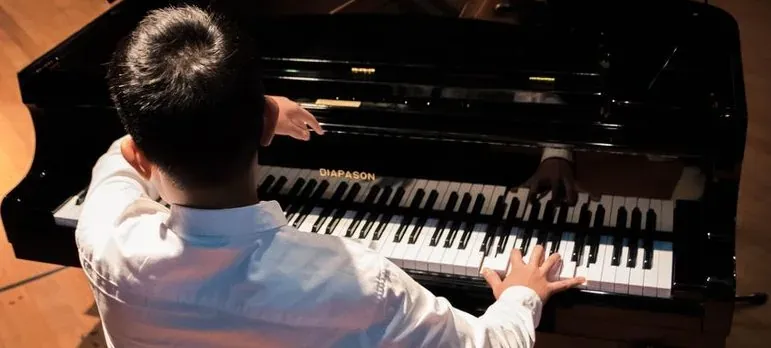 Boy playing grand piano, Diapason make