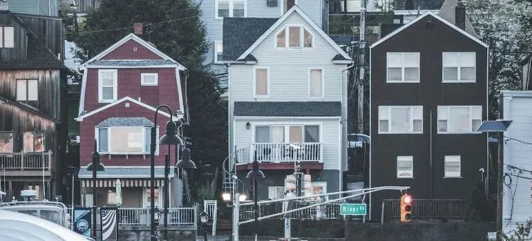 Row of houses, River Rd street sign