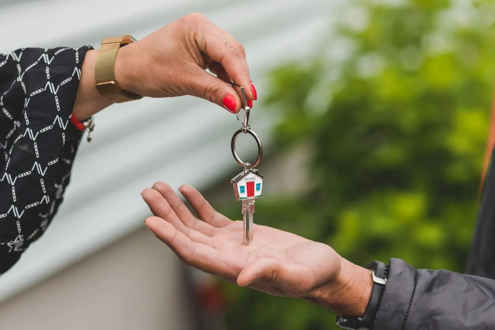 Handing over the keys to a new home after a completed move