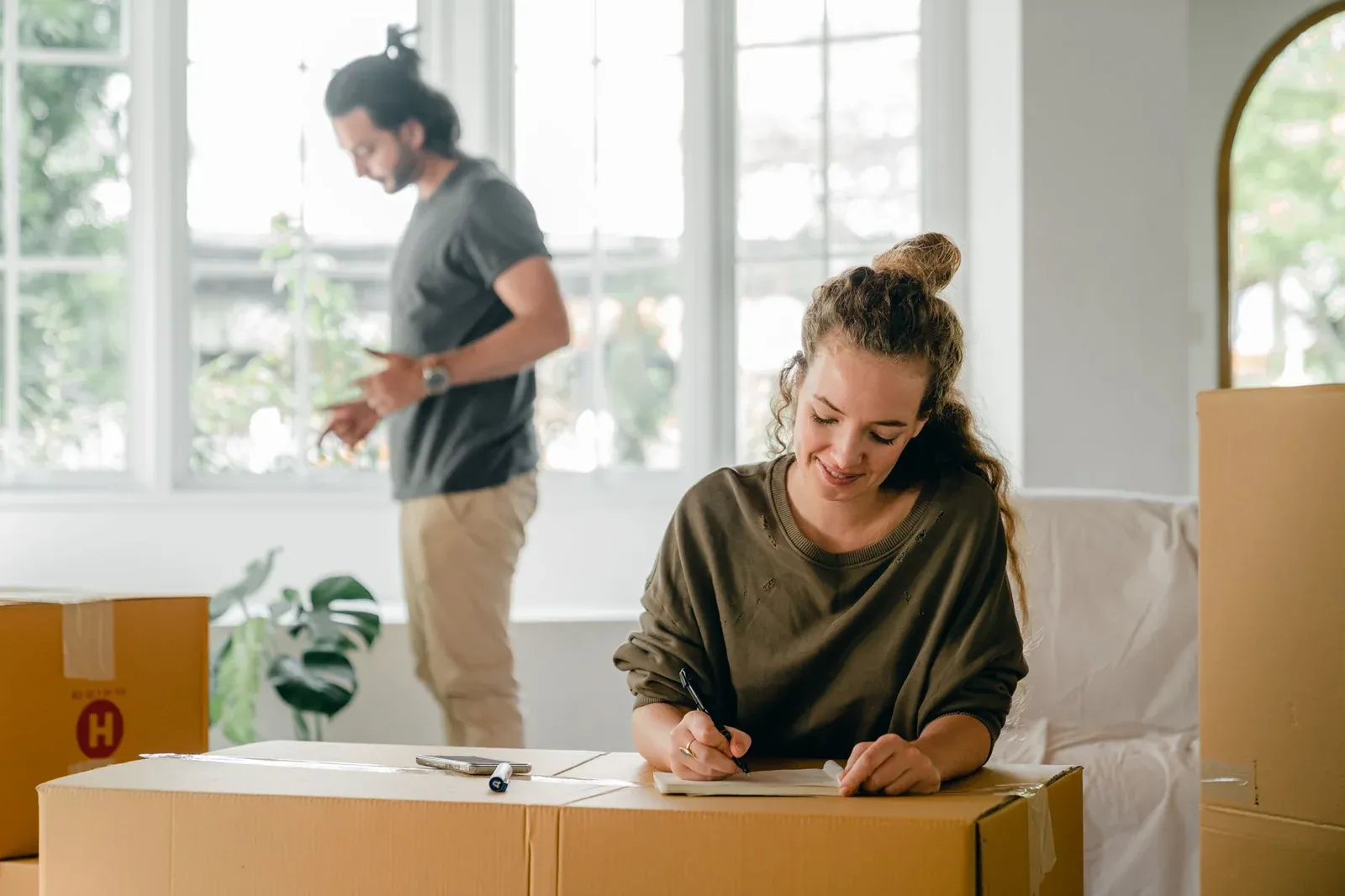 Mover reviewing a written estimate with a homeowner in New Jersey