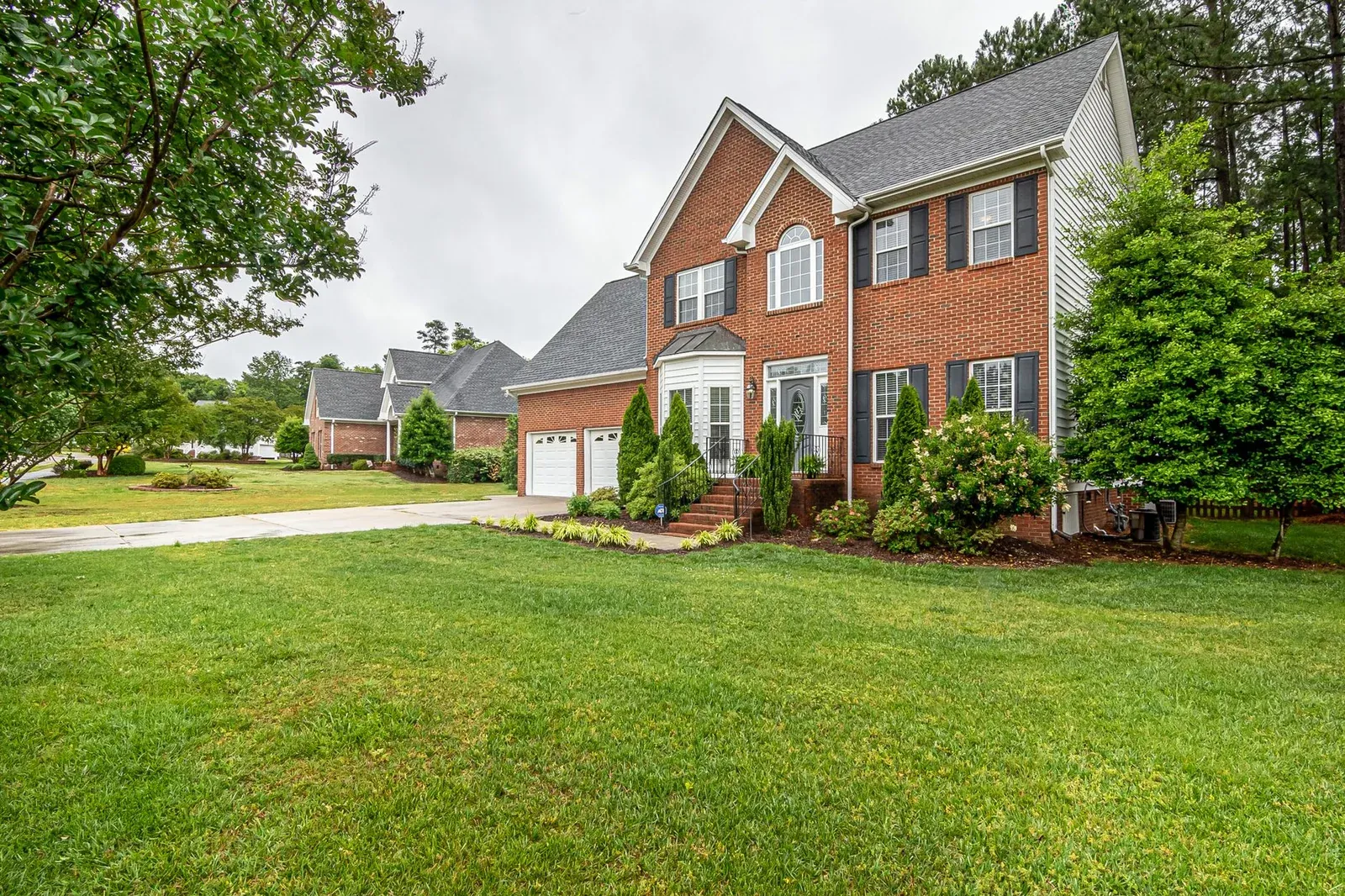 Movers carrying boxes into a home in Florham Park, New Jersey